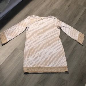 Medium white and tan polyester bell sleeve dress